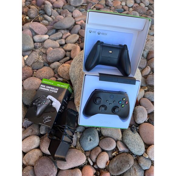 Ultimate Xbox Series X|S Controller Bundle: Wireless Charging Station & Battery - Picture 5 of 5